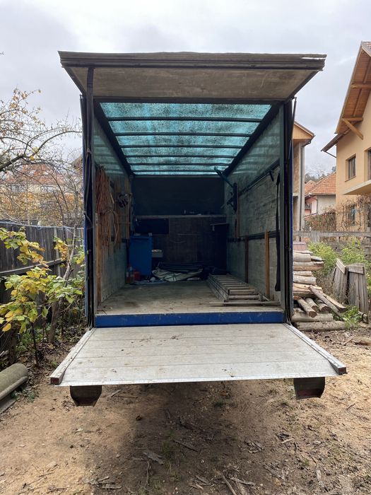 Vand sau schimb camioneta carosata de 3,5T cu lift hidraulic.