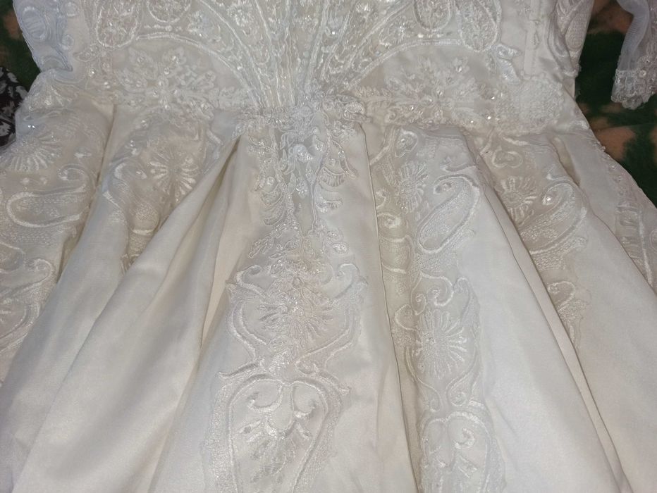 Келин кўйлак сотилади