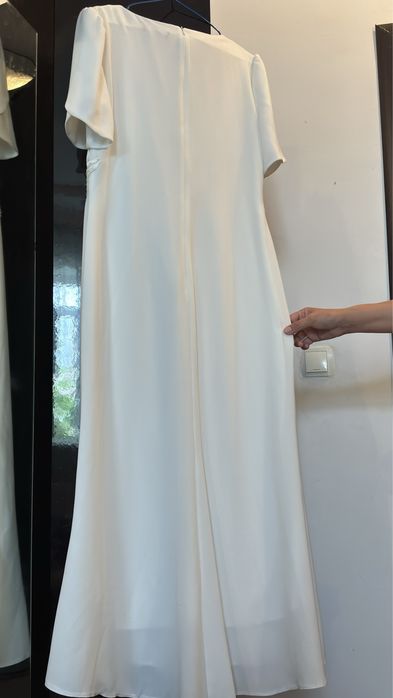 Ақ вечерный көйлек сатылады.