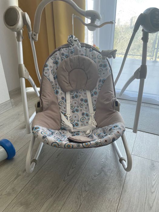 Шезлонг за бебе с люлеещ и звуков механизъм