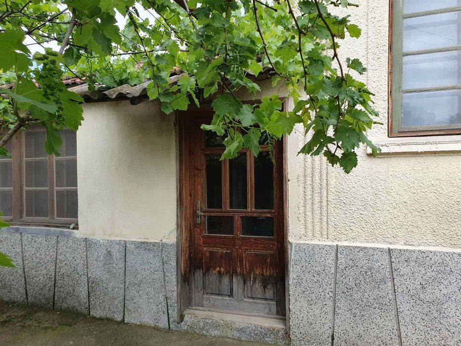 Продава къща с. Горно Белево .
Къщата е със застрое