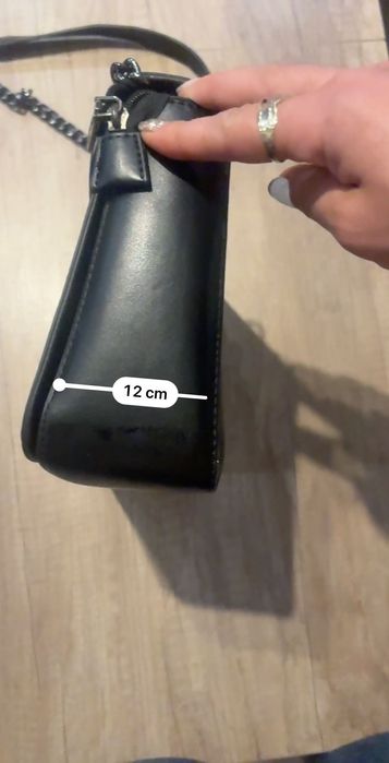 Малка черна чанта