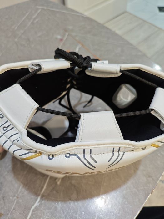 Белый боксерский шлем