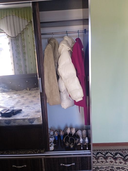 Kiyimlar uchun shkaf