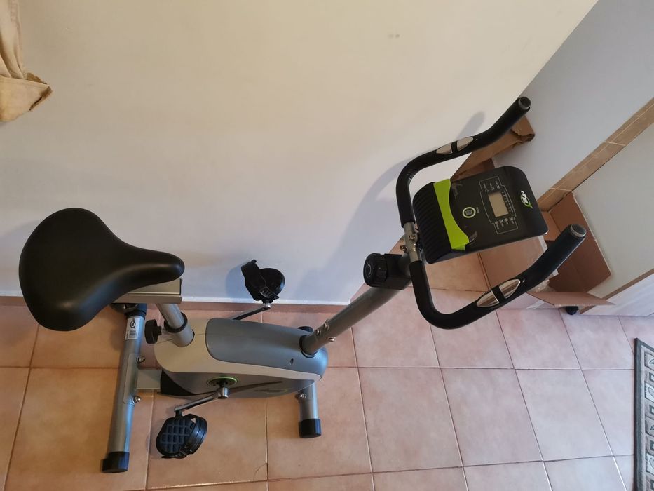 Canapea din stofa cu fotoliu pat și Bicicleta