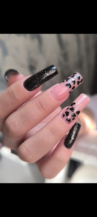 Наращивание ногтей , маникюр , педикюр .