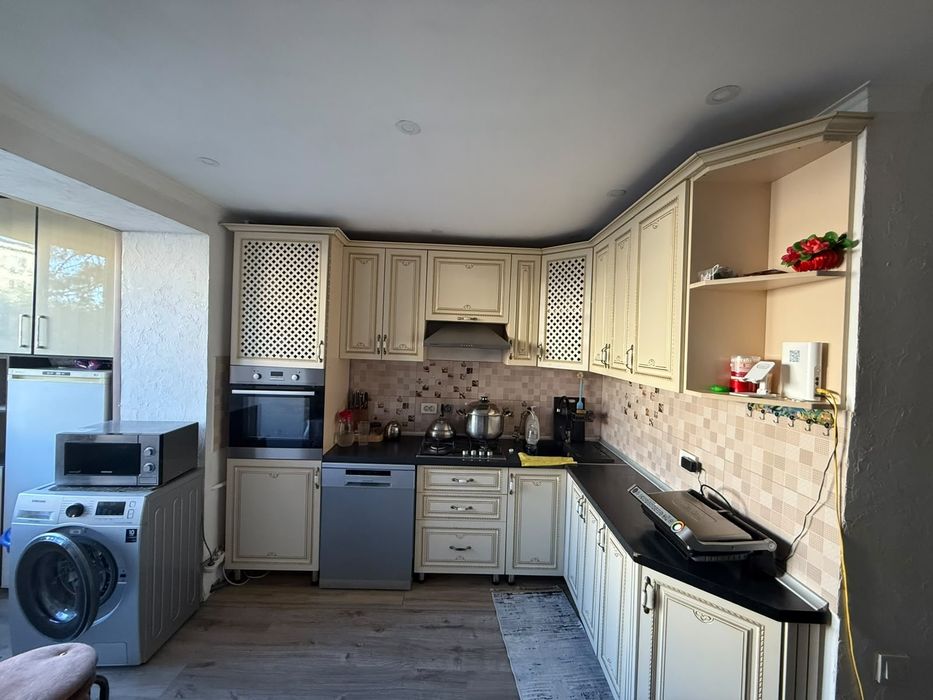 Продам квартиру  4 -х комнатную