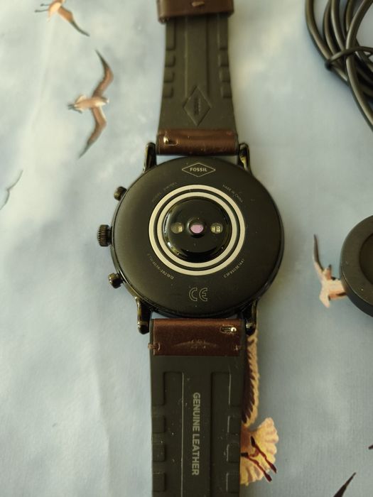Продавам Смарт часовник Fossil ,в много добро състояние и чисто ново зарядно!!