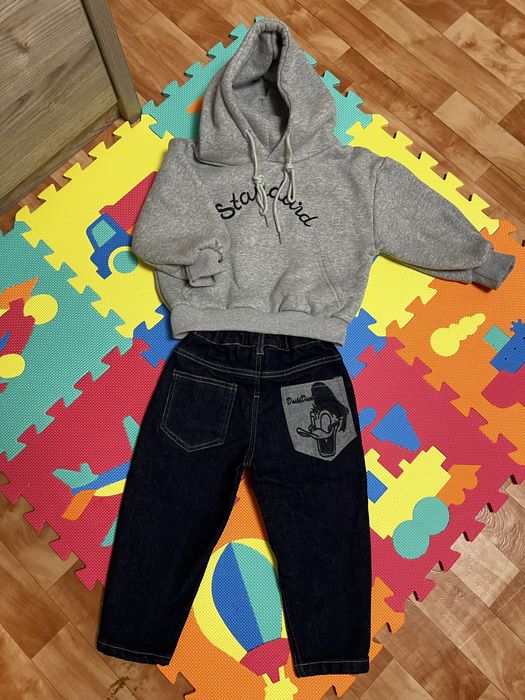 Джинсы, толстовка