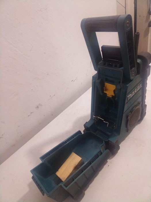 Акумулаторно радио за строителни обекти Makita BMR102 7,2V - 18V 
без батерия 
Радиоприемник подходящ за почти всякакъв тип работни площадки. Здрава к