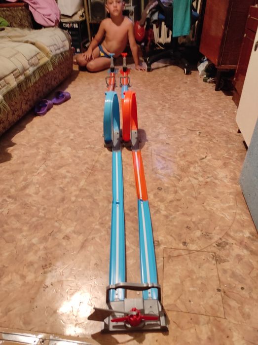 ход вилз дорога с машинами