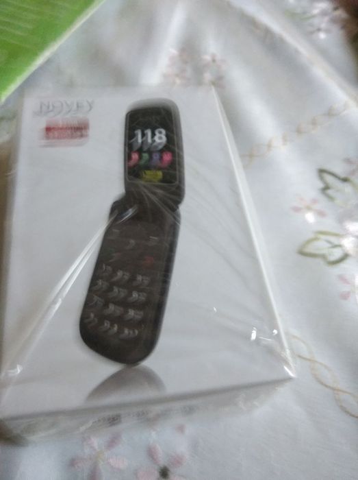 Продаю телефон Новей работает но на экране свет не горит