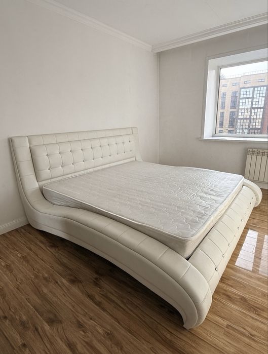 Продам просторную кровать ниже рынка