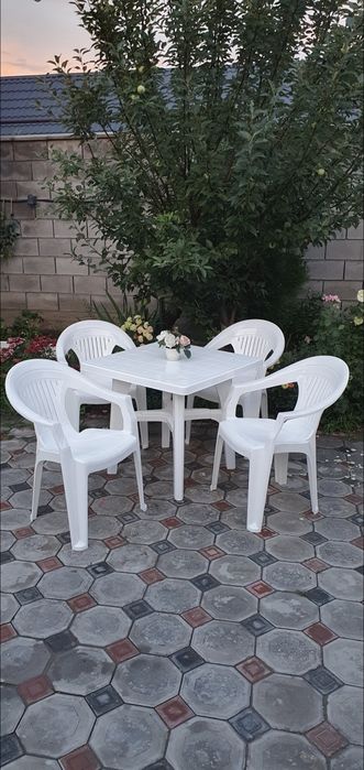 Пластиковый  стол и 4 стула