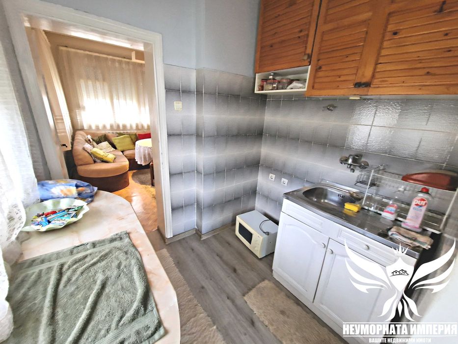 Продавам тристаен 128кв. с тавански етаж 128кв. гр.Асеновград Център