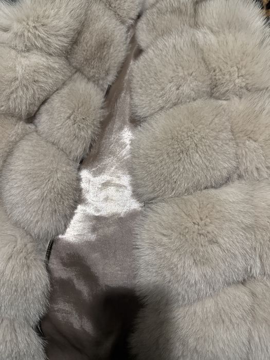 Елек от лисица много гъст косъм с цип и джобчета.