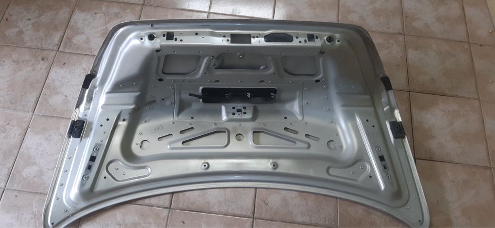 Продавам заден капак за мерцедес w211 седан
