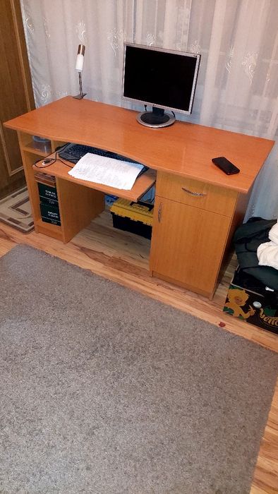 Vând birou elev în stare bună.