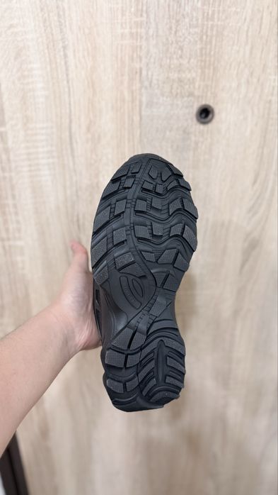 Продам (Треккинговые кроссовки черные)
