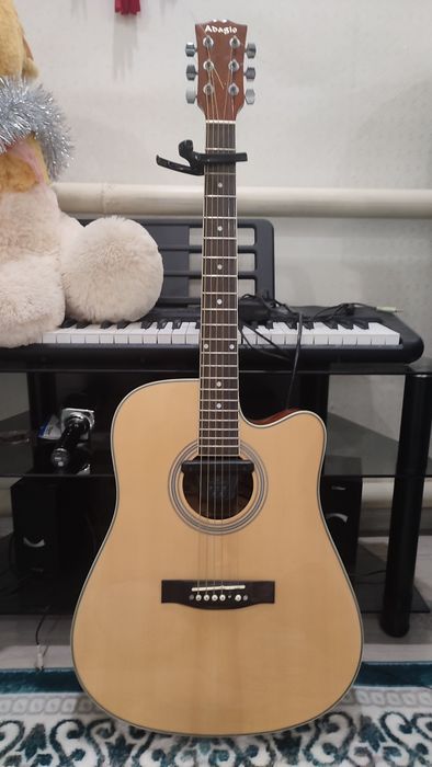 Продам акустическую гитару