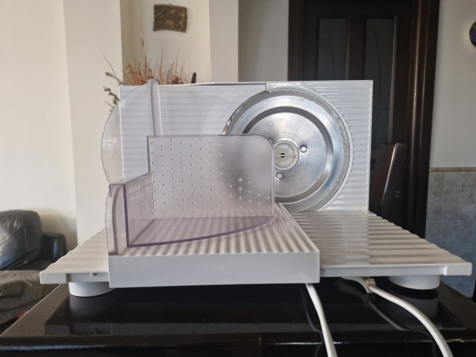 Feliator Bosch universal pentru mezeluri și pâine