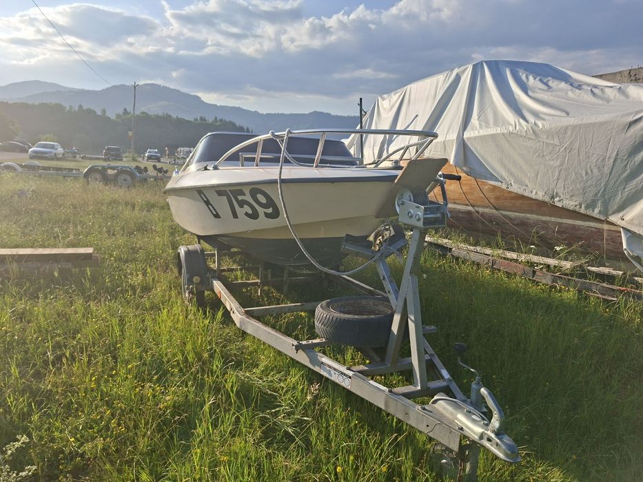 Barcă cu motor de 25 de cai si peridoc
