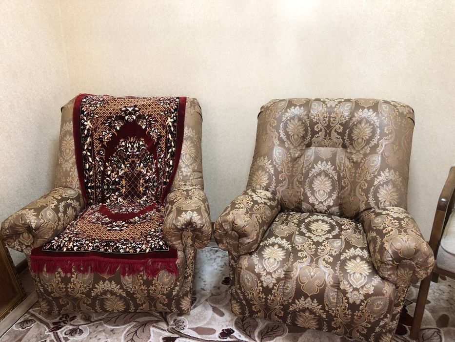 Yumshoq mebel, divan va 2 ta kreslo holati yaxshi