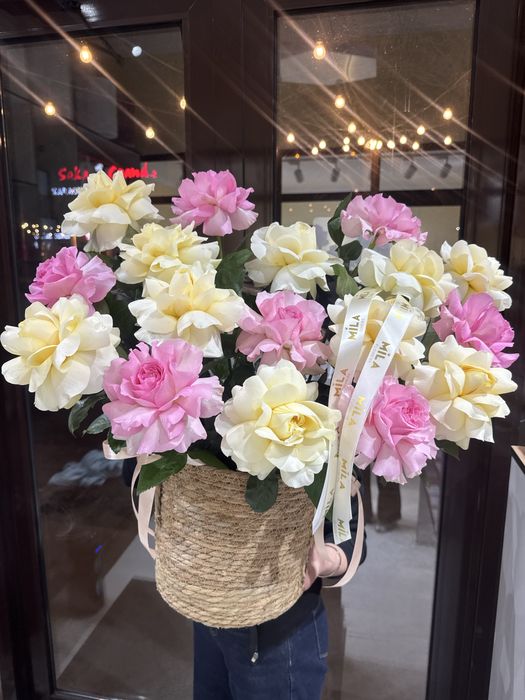 Цветы розы кашпо