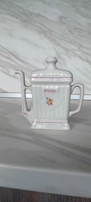 Стари порцеланови и керамични изделия.