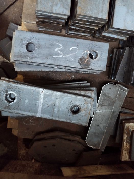 Дупча, пробивам отвори на метални, планки, винкели на щанц преса