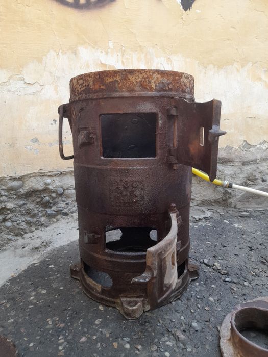 Chugun (chuyan) pechka yahshi holatda.