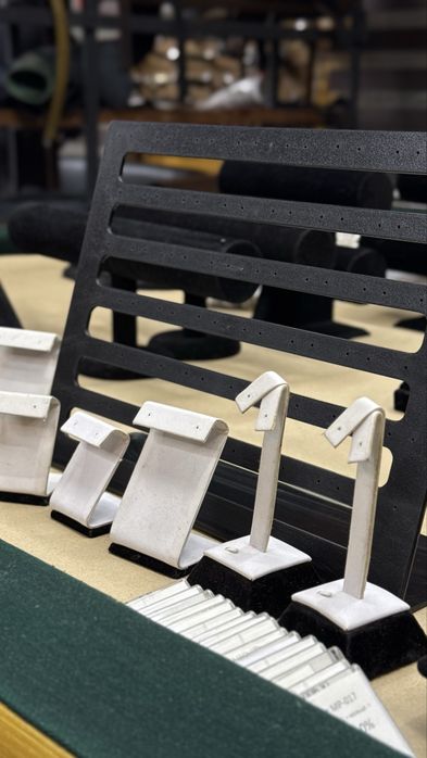 Подставки и планшеты под украшения