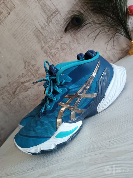 Оригинальные кроссы ASICS