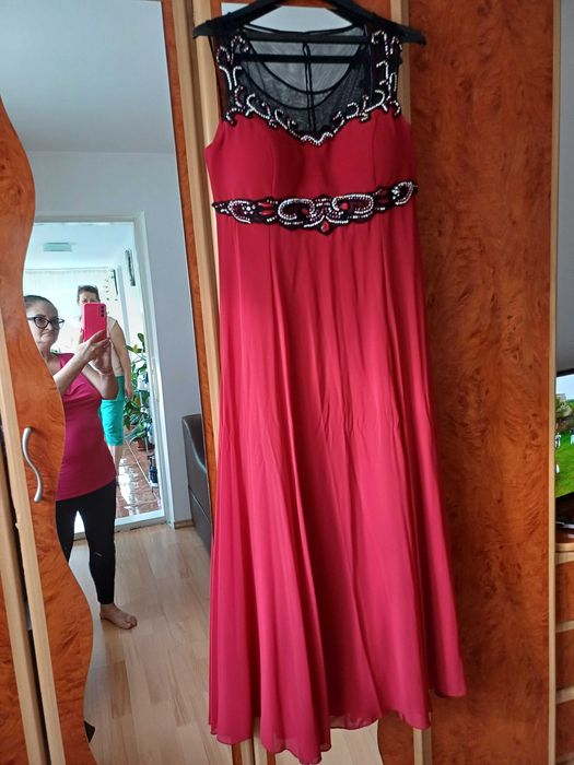 Rochii de seara aproape noi , purtate o singura dată