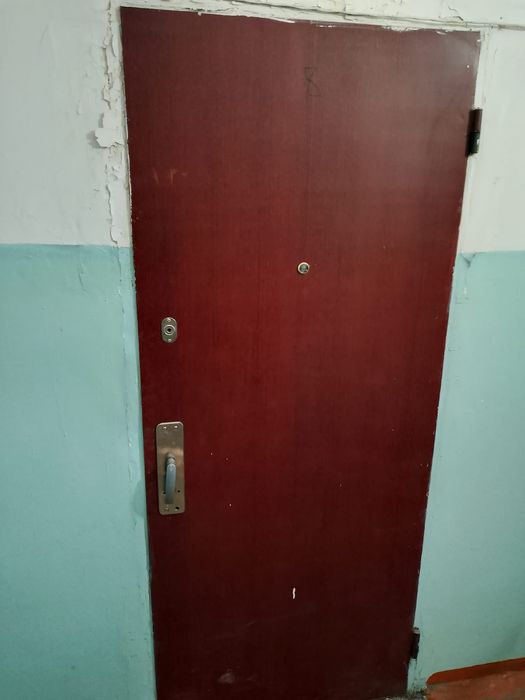 Продам бу дверь металически