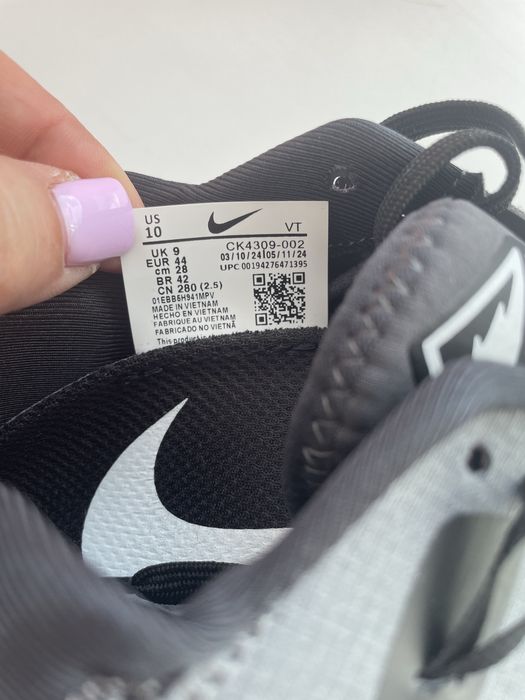 Продам кроссовки новые