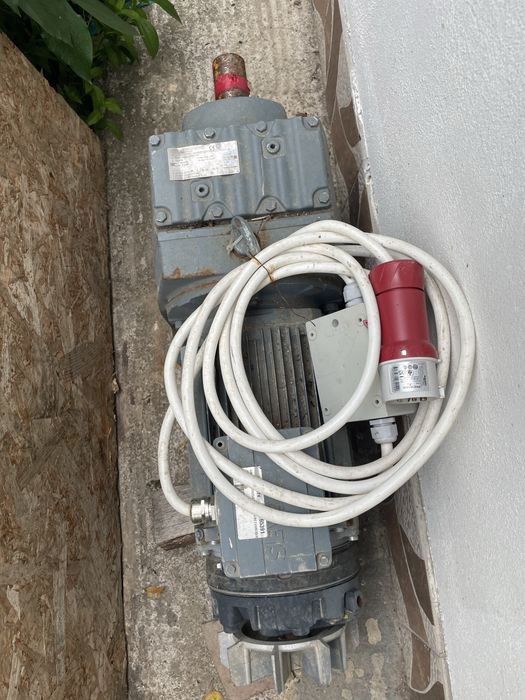 Motoare cu reductor de putere mare pentru forat