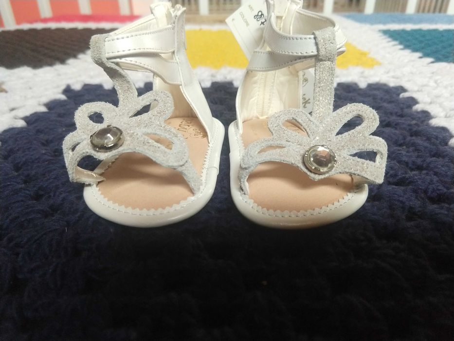 Продавам нови детски елегантни сандали, естествена кожа,15 номер.