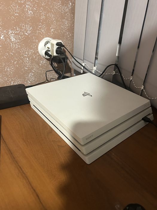Волан logitech g29 с custom части и ps4 pro бял 1 тб + един джоистик и 6 игри