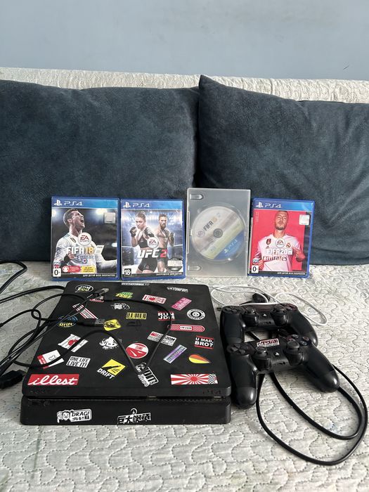 Play Station 4 slim