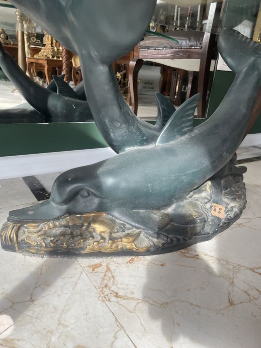 Masa sculptata delfini