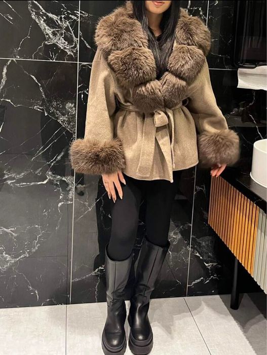 Palton scurt din lana cu blanita la guler si maneci