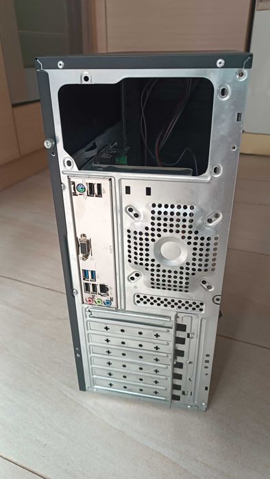 Кутия за настолен компютър Tower и Middle tower компютърна кутия