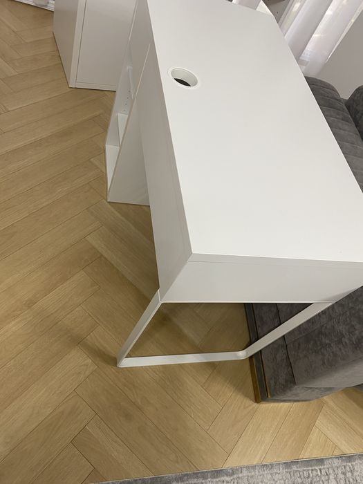 Продам писменный стол Микке от ИКЕА