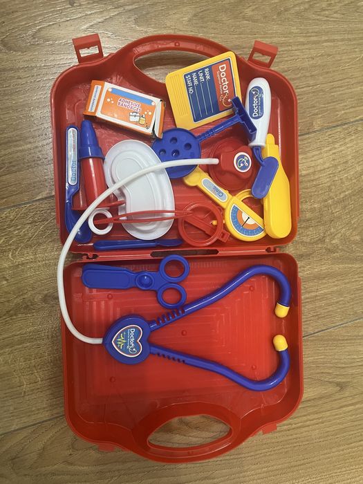 Игрушки: доктор, пистолет