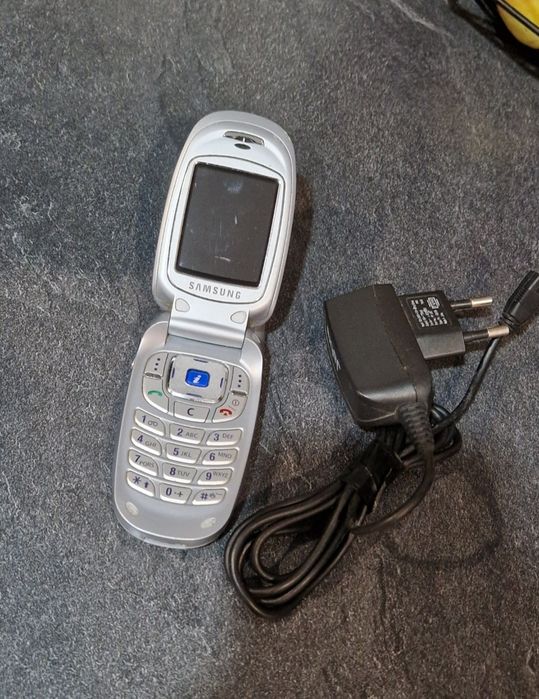 Telefon cu clapeta Samsung