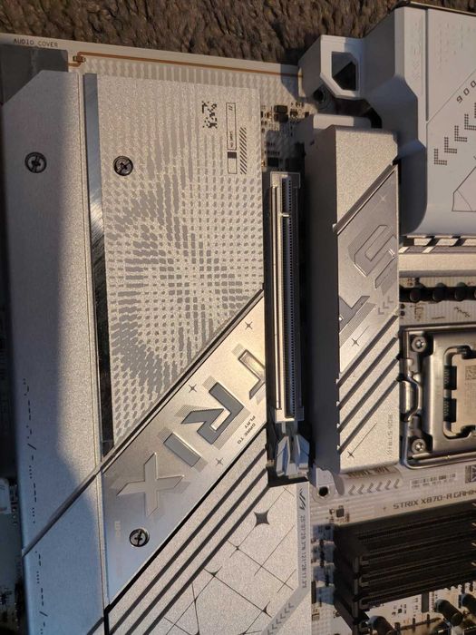 Asus ROG Strix X870-A Gaming Wi-Fi + AMD Ryzen 9 9950X3D 16C/32T (4.3GHz / 5.7GHz Boost, 144MB AM5