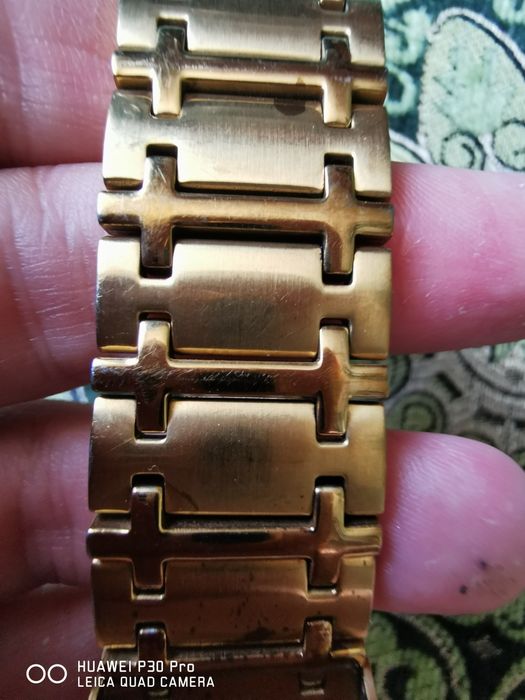 Часовник royal titan watches men
 

По верижката се виждат някакви петна не знам от какво са.