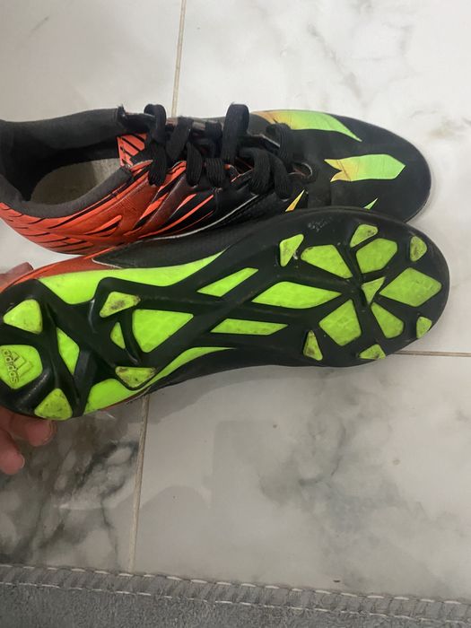 Бутонките на меси адидас!