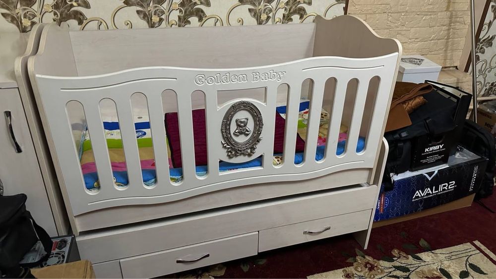 Detskiy krovat yengidey holatda